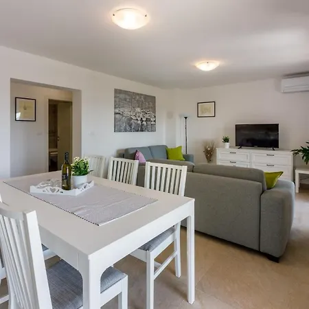 Apartment In 34973 *