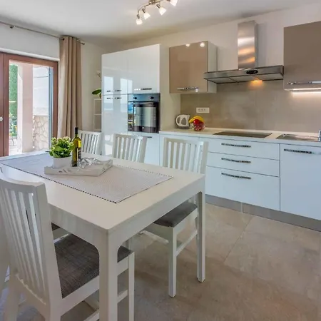 Apartment In 34973