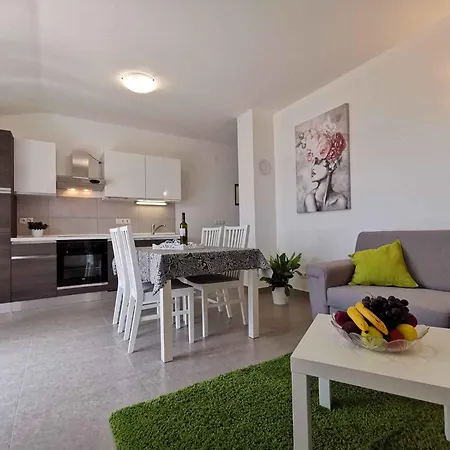 Apartment In 34973