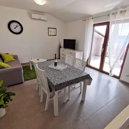 In 34973 Apartment